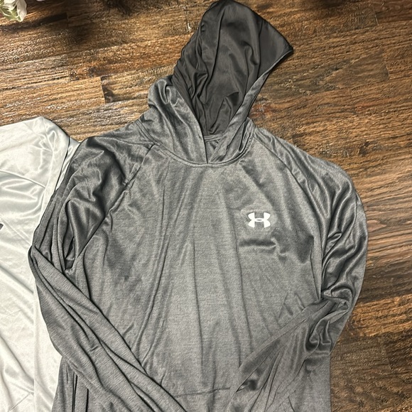 2 Under Armour Loose Fit HeatGear Performance Pullover in Size XL EUC - Picture 4 of 14